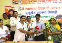 -अलीगढ़ : जिले के 30 एंबुलेंस कर्मियों को चर्चित स्वतंत्र फोटो जर्नलिस्ट मनोज अलीगढ़ी ने प्रमाण पत्र देकर किया सम्मानित