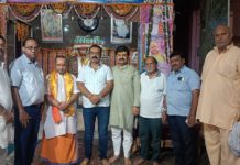 हाथरस: नवग्रह मंदिर में श्रीरामकथा के विराम पर भव्य प्रसादी, प्रेस क्लब पदाधिकारियों ने महंत दिनेश गुरु का किया सम्मान