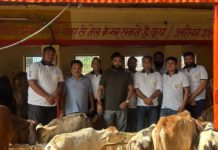 हाथरस : निस्वार्थ सेवा संस्थान ने मेहनतकशों के साथ मनाई रोशनी की दीपावली