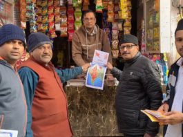 सासनी : आरएसएस का गृह सम्पर्क अभियान तेज — संघ शताब्दी वर्ष की जानकारी घर-घर