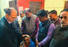 हाथरस : मुख्य विकास अधिकारी ने मृतक बीएलओ कमलकांत शर्मा की पत्नी को सोंपा सरकारी नौकरी का नियुक्ति पत्र