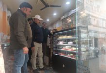 क्रिसमस पर्व व नव वर्ष से पहले खाद्य सुरक्षा विभाग का सख्त अभियान, शहर की बेकरी दुकानों से केक के नमूने लिए गए