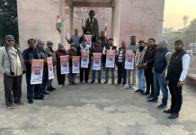 मनरेगा का नाम बदलने के विरोध में हाथरस में कांग्रेसियों ने किया विरोध प्रदर्शन