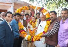 सिकंदराराऊ के माड़ी में जिला पंचायत निधि से बनने वाली सड़क का शिलान्यास, जिला पंचायत अध्यक्ष सीमा रामवीर उपाध्याय ने भूमि पूजन कर किया निर्माण कार्य का शुभारंभ