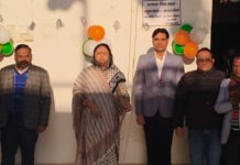 हाथरस : 77वें गणतंत्र दिवस के अवसर पर जिला पंचायत अध्यक्ष सीमा रामवीर उपाध्याय ने जिला पंचायत कार्यालय पर तिरंगा फहराया। इसके बाद राष्ट्रगान हुआ