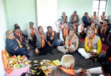 श्री राम जन्मभूमि मंदिर की द्वितीय वर्षगांठ पर अग्रवाल सभा द्वारा अपना घर आश्रम पर प्रसादी व सुंदरकांड का पाठ कराया