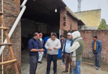 सासनी : खाद्य सुरक्षा टीम की कार्रवाई, दो पनीर डेयरियों का निरीक्षण, नमूने सील