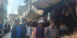 होली से पहले खाद्य विभाग की बड़ी कार्रवाई: मुरसान-मेंडू में डेयरी व मिष्ठान भंडार से दूध व खोया के नमूने लिए