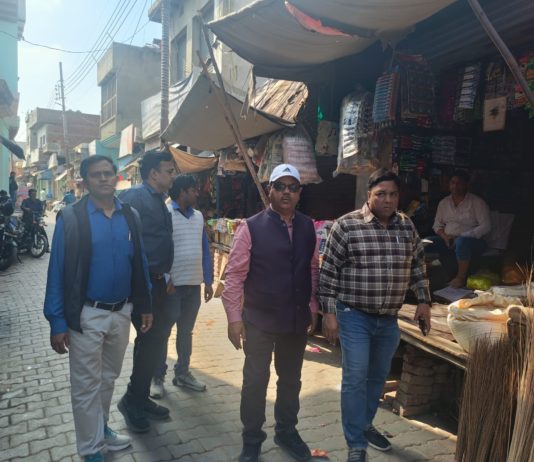 होली से पहले खाद्य विभाग की बड़ी कार्रवाई: मुरसान-मेंडू में डेयरी व मिष्ठान भंडार से दूध व खोया के नमूने लिए