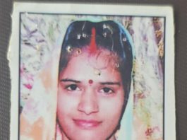 सिकंदराराऊ : भीषण हादसा टेंपो की टक्कर से महिला की मौत, पति गंभीर घायल