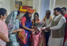 हाथरस की बेटी नंदिनी शर्मा बनीं सिविल जज, पूर्व पालिका अध्यक्ष आशीष शर्मा ने घर पहुंचकर किया सम्मान