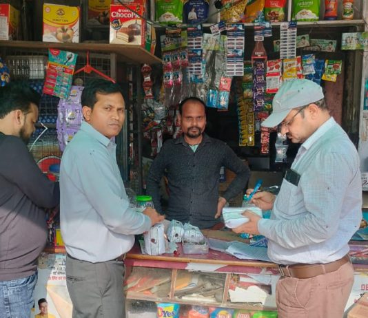 नवरात्रि-ईद से पहले हाथरस में मिलावटखोरी पर सख्त कार्रवाई, कई दुकानों से नमूने लेकर जांच के लिए भेजे गए