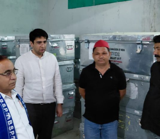 हाथरस में ईवीएम-वीवीपैट वेयरहाउस का त्रैमासिक निरीक्षण, जिला निर्वाचन अधिकारी ने सुरक्षा व्यवस्था परखी