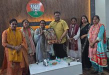 हाथरस : महिला दिवस पर शरद महेश्वरी ने किया समाज की प्रेरणादायी महिलाओं का सम्मान, दी बधाई