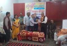 हाथरस : कुलश्रेष्ठ सभा का होली मिलन समारोह: भगवान चित्रगुप्त की पूजा के साथ फूलों की होली, बुजुर्गों का हुआ सम्मान