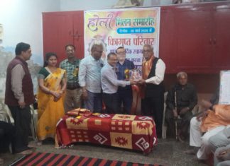 हाथरस : कुलश्रेष्ठ सभा का होली मिलन समारोह: भगवान चित्रगुप्त की पूजा के साथ फूलों की होली, बुजुर्गों का हुआ सम्मान