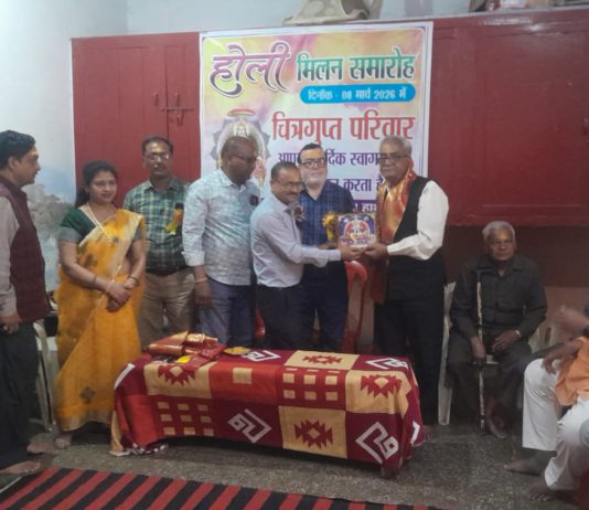 हाथरस : कुलश्रेष्ठ सभा का होली मिलन समारोह: भगवान चित्रगुप्त की पूजा के साथ फूलों की होली, बुजुर्गों का हुआ सम्मान