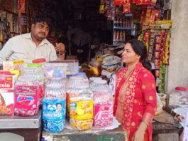 नवरात्रि से पहले हाथरस में खाद्य विभाग की बड़ी कार्रवाई: नमकीन, मिठाई व चाय के सैंपल जांच को भेजे, कई दुकानों का निरीक्षण