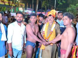हाथरस : नवदुर्गा महोत्सव पर विशाल कुश्ती दंगल का शुभारंभ, पंडित आशीष शर्मा ने पहलवानों का हाथ मिलवाकर किया उद्घाटन