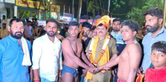 हाथरस : नवदुर्गा महोत्सव पर विशाल कुश्ती दंगल का शुभारंभ, पंडित आशीष शर्मा ने पहलवानों का हाथ मिलवाकर किया उद्घाटन