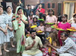 हाथरस : नवरात्रि पर पूर्व पालिका अध्यक्ष पं. आशीष शर्मा ने किया कन्या पूजन व गौ पूजन, मातृशक्ति के सम्मान का दिया संदेश