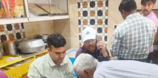 हाथरस में खाद्य सुरक्षा विभाग की बड़ी कार्रवाई: शंकर स्वीट्स सहित कई स्थानों से लिए गए नमूने, 55 बच्चों को किया जागरूक