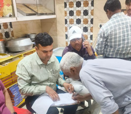 हाथरस में खाद्य सुरक्षा विभाग की बड़ी कार्रवाई: शंकर स्वीट्स सहित कई स्थानों से लिए गए नमूने, 55 बच्चों को किया जागरूक