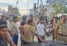 मुरसान : अधिवक्ता की कार पर पत्थरबाजी, शीशा टूटा – दूसरी ओर बकरी को टक्कर मारने का आरोप