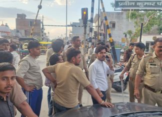 मुरसान : अधिवक्ता की कार पर पत्थरबाजी, शीशा टूटा – दूसरी ओर बकरी को टक्कर मारने का आरोप