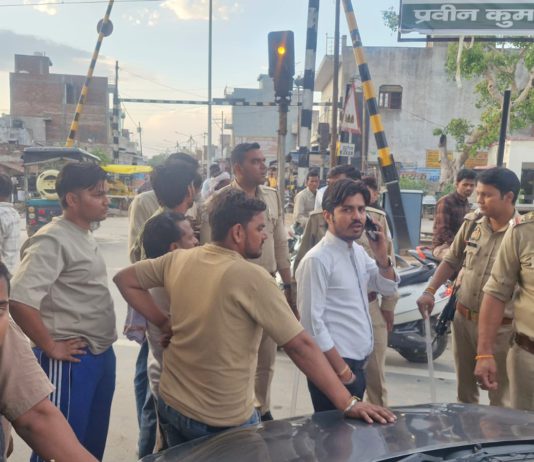 मुरसान : अधिवक्ता की कार पर पत्थरबाजी, शीशा टूटा – दूसरी ओर बकरी को टक्कर मारने का आरोप