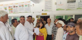 21 साल से जर्जर पड़ी सड़क को लेकर नितिन सिंह शेखावत के नेतृत्व में ग्रामीणों ने सौंपा ज्ञापन