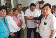 हाथरस में अखिल भारतीय ग्राहक पंचायत का प्रदर्शन, MRP में अनियमितताओं के खिलाफ प्रधानमंत्री के नाम सौंपा ज्ञापन