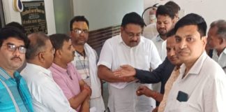 हाथरस में अखिल भारतीय ग्राहक पंचायत का प्रदर्शन, MRP में अनियमितताओं के खिलाफ प्रधानमंत्री के नाम सौंपा ज्ञापन