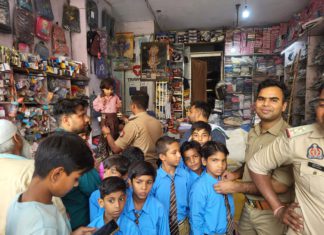 हाथरस: मेंदू गेट चौकी इंचार्ज यदुनाथ सिंह कौरव ने 5 गरीब बच्चों का कराया स्कूल में दाखिला, खाकी का दिखा मानवीय चेहरा