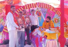 हाथरस : भागवत कथा में पहुंचे सपा नेता रामनारायण काके, राधा-कृष्ण चित्र भेंट कर हुआ सम्मान