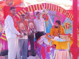 हाथरस : भागवत कथा में पहुंचे सपा नेता रामनारायण काके, राधा-कृष्ण चित्र भेंट कर हुआ सम्मान