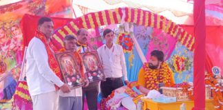 हाथरस : भागवत कथा में पहुंचे सपा नेता रामनारायण काके, राधा-कृष्ण चित्र भेंट कर हुआ सम्मान