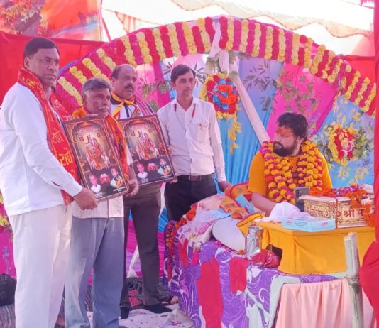 हाथरस : भागवत कथा में पहुंचे सपा नेता रामनारायण काके, राधा-कृष्ण चित्र भेंट कर हुआ सम्मान