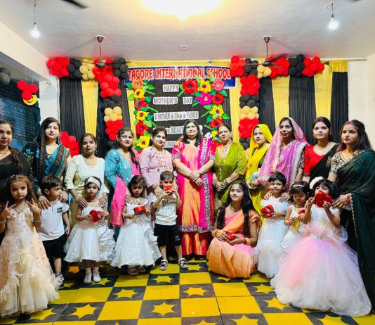 सिकंदराराऊ के टैगोर इंटरनेशनल स्कूल में मदर्स डे समारोह, बच्चों की भावुक प्रस्तुतियों ने जीता दिल