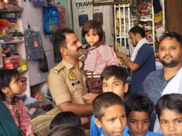 हाथरस : खाकी का मानवीय चेहरा: चौकी प्रभारी अजय राज ने गरीब बच्चों को दिलाई स्कूल ड्रेस और शिक्षा की नई उम्मीद