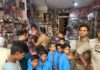 हाथरस : मेंदू गेट चौकी इंचार्ज यदुनाथ सिंह कौरव ने 5 गरीब बच्चों का कराया स्कूल में दाखिला, दिलाई नई यूनिफॉर्म और पढ़ाई का सामान