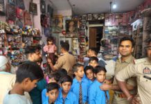 हाथरस : मेंदू गेट चौकी इंचार्ज यदुनाथ सिंह कौरव ने 5 गरीब बच्चों का कराया स्कूल में दाखिला, दिलाई नई यूनिफॉर्म और पढ़ाई का सामान
