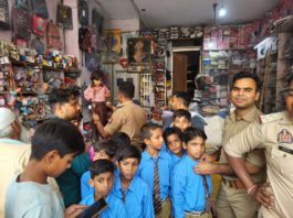 हाथरस : मेंदू गेट चौकी इंचार्ज यदुनाथ सिंह कौरव ने 5 गरीब बच्चों का कराया स्कूल में दाखिला, दिलाई नई यूनिफॉर्म और पढ़ाई का सामान