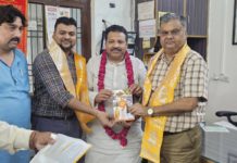 हाथरस: सांसद अनूप प्रधान वाल्मीकि ने जनसंपर्क अभियान के तहत उद्योगपति रामकुमार से की मुलाकात, मोदी सरकार के 12 वर्षों की उपलब्धियों पर चर्चा