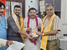 हाथरस: सांसद अनूप प्रधान वाल्मीकि ने जनसंपर्क अभियान के तहत उद्योगपति रामकुमार से की मुलाकात, मोदी सरकार के 12 वर्षों की उपलब्धियों पर चर्चा