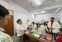 CMO का CHC सादाबाद में औचक निरीक्षण, 6 कर्मचारी मिले अनुपस्थित; वेतन रोकने के निर्देश