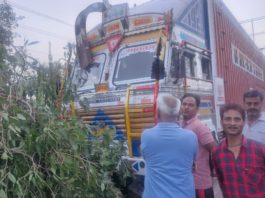 हाथरस : तेज रफ्तार कंटेनर ने तोड़ी रेलवे की दीवार, फुटपाथ पर सो रहे लोग बाल-बाल बचे, टला बड़ा हादसा