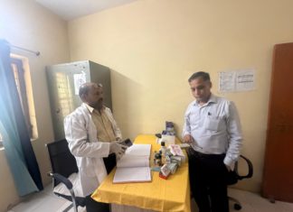 हाथरस : CMO डॉ. वेद प्रकाश का औचक निरीक्षण, मुख्यमंत्री आरोग्य मेलों में स्वास्थ्य सेवाओं और दवा उपलब्धता की जांच