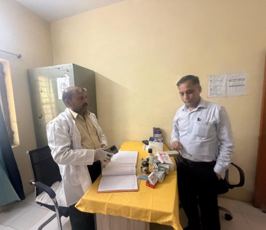 हाथरस : CMO डॉ. वेद प्रकाश का औचक निरीक्षण, मुख्यमंत्री आरोग्य मेलों में स्वास्थ्य सेवाओं और दवा उपलब्धता की जांच