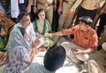 Hathras Sunil Choudhary Murder Case: आरोपियों पर सख्त कार्रवाई की मांग, सैकड़ों लोगों ने कलेक्ट्रेट पर दिया धरना